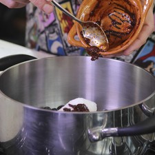 Agregar junto con el azúcar y el chile chipotle picado, en una olla sobre la estufa. Mover constantemente con una cuchara de madera durante 20 minutos o hasta que se pueda ver el fondo de la olla al pasar la cuchara. Dejar enfriar.