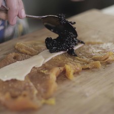 Añadir un poco de mermelada de blueberry en uno de los extremos largos de la milanesa.