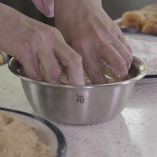 Sumergir en la mezcla de huevo, escurrir brevemente. Revolcar en un plato con el pan molido.