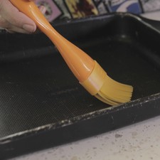 Calentar el horno a 400 ° F (200° C) Engrasar una charola con un poco de aceite con la ayuda de la brocha.
