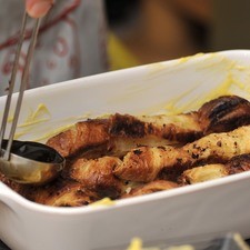 Colocar una capa de pan dorado abajo, bañar con un poco de miel.