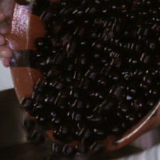 Para preparar los capulines; poner a calentar los capulines en una olla con agua suficiente para cubrirlos, a la mayor temperatura que aguanten las manos.