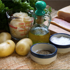 Ingredientes para decorar 1/4 manojo de perejil Ingredientes para aderezo servilletas de papel al gusto 150 gramos de tocino 1 taza de mayonesa Ingredientes para papas aceite de oliva al gusto pimienta negra molida al gusto sal al gusto 3 piezas de papa blanca S 1498510017