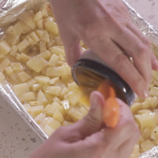 Barnizar con aceite de oliva los cubos de papa. S 1498510515
