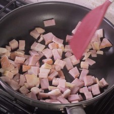 Para preparar el aderezo; calentar el sartén y cuando esté caliente, sofreír el tocino picado moviendo constantemente hasta que se vea dorado, pero no quemado. S 1498510773