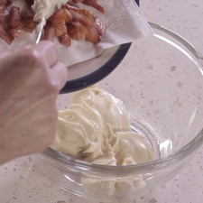 Colocar en un tazón la mayonesa y agregar el tocino, revolver bien con la pala para integrar. S 1498510808