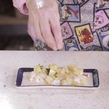 Para servir las papas; hacer un espejo de aderezo sobre el plato, agregar un poco de las papas horneadas y decorar con perejil picado. S 1498510879