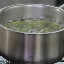 Cortar los ejotes en tres partes cada uno descartando las puntas. Poner a hervir en agua con un poco de sal durante 10 a 15 minutos hasta que estén suaves.