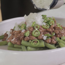 Añadir chile serrano picado, cebolla picada.