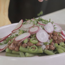 Añadir cilantro picado.Sazonar con sal y revolver bien para integrar todos los ingredientes.