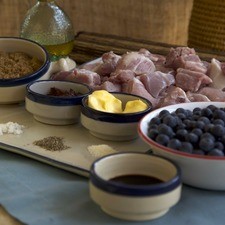 Ingredientes para decorar 1 manojo de cebollín picado Ingredientes para costillas pimienta negra molida al gusto sal al gusto aceite de oliva al gusto 1 cucharada de vinagre balsámico 1/4 cucharita de cebolla en polvo 2 piezas de chile chipotle adobado 1/4 cucharita de ajo en polvo 1/2 taza de azúcar mascabado 2 cucharadas de mantequilla 2 tazas de mora azul 1 kilogramo de costilla de cerdo