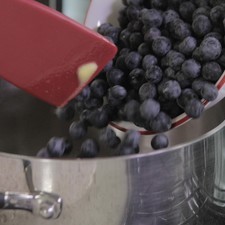 Para preparar la salsa de mora azul; Derretir las dos cucharadas de mantequilla, añadir las moras azules y dejar cocer 5 minutos.