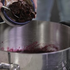 Aplastar con el machacador de frijoles para deshacer las bolitas. Agregar el azúcar, chile chipotle adobado.