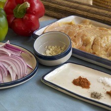 aceite de oliva al gusto 1 diente de ajo pimienta negra molida al gusto sal al gusto 1/2 cucharita de pimienta de cayena 1 cucharada de paprika 1/2 pieza de cebolla morada 1 pieza de pimiento morrón rojo 1 pieza de pimiento morrón verde 4 piezas de milanesa de pollo