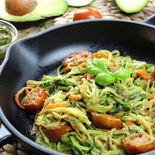 Instrucciones: FREZZERMEAL: Hacer un sofrito con la cebolla, el pimiento y el ajo....menu freir 150° 15 min...removiendo cada 5'...cuando este terminando añadir el coñac y sal y dejar que evapore. Añadir el salmon en trozos y sofreir muy poco Volcar en la bolsa y congelar COCCION: Hechar los tallarines a la cubeta y cubrir con agua, salar y hechar un poco de aove,...menu guiso 120° 20'....5 minutos antes de que temine, hechar el calabacin cortado en forma de tallarines con el pelapatatas. escurrir y mecclar con el sofrito servir S 20547 1503999625