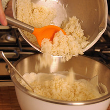 Agregar el arroz frío y mezclar bien.