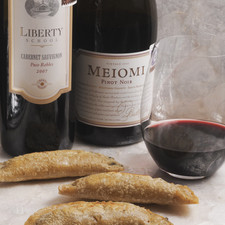 Servir calientes como botana, acompañar con un vino tinto californiano Meiomi, uva Pinot Noir o un Liberty School, uva Cabernet Sauvignon.