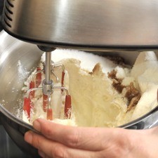 Batir el queso crema, la taza de azúcar y la vainilla en un tazón grande con una batidora eléctrica a velocidad media.