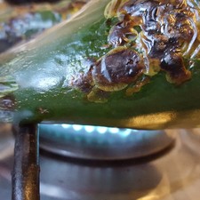 - Asar poblanos en sartén o flama directa para tatemar cáscara. Meterlos a una bolsa de plástico bien cerrada mínimo media hora para que se suden. Posteriormente pelarlos con cuchillo (NO PASARLOS POR CHORRO DE AGUA) y quitar lo más que se pueda de semillas. Cortarlos en rajas grandes. - Partir cebolla y ajo en rodajas o medias lunas y acitronar en mantequilla en una sartén. Incorporar las rajas de poblano y espinacas (puedes agregar hasta 200 grs. o dos manojos, en un principio parecen demasiadas, pero te darás cuenta que se reducen muchísimo) sal al gusto, queso crema y crema (o media crema o leche evaporada, aunque si pones poco de todo el sabor es mejor) sazonar mezcla con pimienta al gusto (opcional) y mantener moviendo dos minutos o hasta que la espinaca se reduzca por completo. - Licuar lo anterior con 5-10 ramas de cilantro (o al gusto, pero preferentemente si agregar, pues da un excelente sabor.) - Calentar en una sartén 4 cucharas de aceite de oliva (o al gusto) y agregar salsa para sofreír y cocer. - Una vez cocida probar para rectificar sabores, en este punto se agrega más sal o pimienta, según tu gusto. Apagar fuego e incorporar espagueti (o la pasta de tu preferencia.) Este debe estar bien cocido, pero no sobre cocido, toma en cuenta lo caliente de la salsa. - Opcionalmente puedes agregar queso para gratinar arriba y parmesano, poner tapa y esperar a que gratine. Recuerda que para este punto ya está apagado el fuego, el queso se gratina con el mismo calor de la sartén y salsa. - Puedes presentar con hojas de perejil o albahaca fresca.