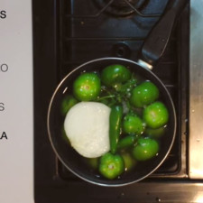 Cocer a alto fuego todos los vegetales y chiles durante 10-15 minutos, una pista para comprobar que ya están cocidos es que el chile serrano y los tomates estén con un color verde seco.
