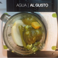 Colocar los ingredientes junto con una cucharada o cubo de Knorr Suiza y agua dependiendo que tan aguada la desees a la licuadora.