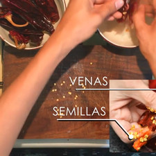 Desvenar los chiles guajillo, es decir, retirarles la cola, las venas y las semillas que vienen dentro; De preferencia dejar unas cuantas venas para un sabor más intenso a la salsa.