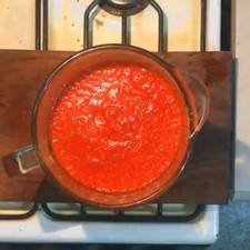 Una vez desvenados los chiles, cocer a alto fuego todo; con las tres tazas de agua durante 15 minutos, cada siete minutos debe revolverse. -Una pista para comprobar que ya están cocidos es que el agua utilizada ya se haya pintado de color rojo, los jitomates se hayan descarapelado y todos los ingredientes tengan un color pálido.