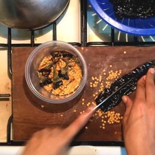 Desvenar los chiles pasilla, es decir, retirarles la cola y quitarles las semillas que vienen dentro.
