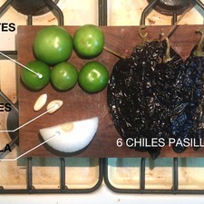 Preparar los ingredientes. Calentar un poco de agua y preparar dos ollas.
