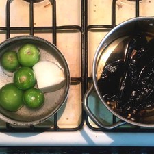 Colocarla suficiente cantidad de agua como para que cubra los ingredientes.
