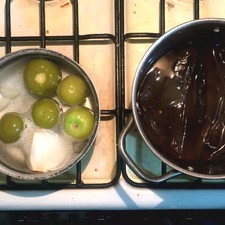 Colocar en una los tomates, la cebolla el ajo y una cucharda de sal, en la otra únicamente los chiles.