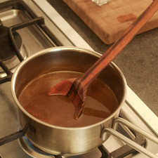 Colar y sofreír la salsa ligeramente en un poco de aceite de oliva, sazonar con sal al gusto.