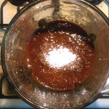 Coloca todos los ingredientes en la licuadora, licúa un poco los ingredientes, añade 1 cucharadita de sal y 3 cucharones del agua utilizada en los chiles y vuelva a licuar nuevamente.
