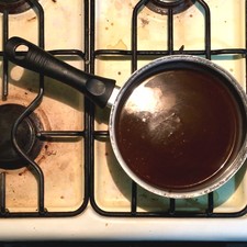 Una vez licuado todo coloque la salsa en una olla pequeña a fuego medio durante 10 minutos para que termine su cocción y tenga mejor sabor.