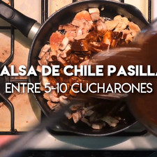 Una vez que el pollo esté mayormente cocido añada entre 5 a 10 cucharones de Salsa de Chile Pasilla, revuelva y tape. S 20666 1524255889