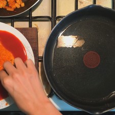 Sumerja las tortillas en la salsa (de una en una), como lo indica el video, remoje e inmediatamente coloque la tortilla sobre el sartén, cuidado con el aceite.