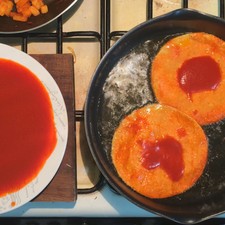Espere a que la tortilla fría un poco, a los 10 segundos añade un poco de salsa sobre cada tortilla en el sartén, de la vuelta y espere otros 15 segundos, al instante retire con cuidado la tortilla del sartén para que no se rompa.
