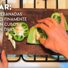 Corta todos los vegetales, las papas en rebanadas, el Pimiento Morrón en cubos, la Cebolla a la Juliana o en tiras y el Ajo picado finamente.