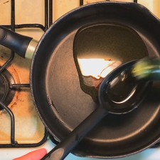 Coloca un sartén a fuego bajo y coloca dos cucharones de aceite, a continuación coloca las papas y la cebolla.