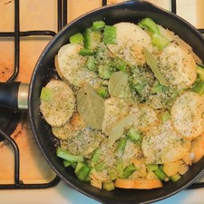 Transcurrido el tiempo, coloque el ajo picado y las especias en todo el sartén, mezcla muy bien todos los ingredientes para que las especias se revuelvan de buena forma.
