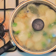 Tapa el sartén otros 15-20 minutos aproximadamente o hasta que las papas tengan una consistencia suave y fácil de morder, recuerda revolver constantemente.
