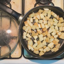 PASO 2 - PLATILLO: Corte las papas en cubos medianos/pequeños y en colóquelas en un sartén a fuego alto junto con una cucharada de aceite, fríelas totalmente. S 20709 1525809245