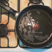 Una vez que estén cocidas, retírelas del sartén y baje la flama a fuego medio, deje el aceite dentro del sartén ya que lo usaremos en el bistec. S 20710 1525809260