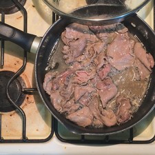 Pique el ajo finamente, añada el bistec y déjelo cocer a término medio por 5-10 minutos hasta que tenga un término medio. S 20711 1525809274