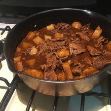 Espere por 10 minutos a fuego lento, una vez que la carne esté perfectamente cocida y las papas suaves apague el fuego y deje a tapa cerrada para que todo termine de cocerse, una vez hecho esto la comida estará lista S 20715 1525809338