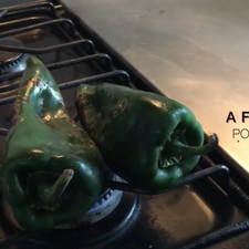 Prende la llama a fuego alto y coloca directamente los tres chiles poblanos, espera a que se asen por todos lados hasta que tengan una apariencia dorada.