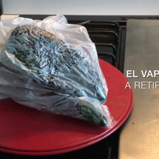Coloca los tres chiles en una bolsa de plástico amarrada durante 10 minutos, esto ayudará a retirar la cáscara.