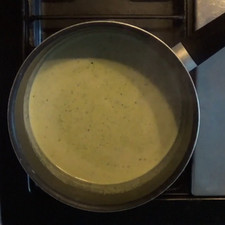 Coloque un sartén a fuego medio y agregue otra cucharada de mantequilla, añada la crema licuada, caliente y revuelve durante 10 minutos.