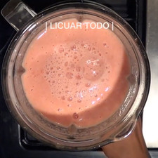 Licuar los jitomates, la cebolla y el ajo junto con 1/2 taza de agua caliente o consomé de pollo, todo crudo, el resultado se cocerá junto con la pasta posteriormente.