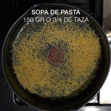 Colocar en un sartén con aceite a fuego alto los 200 gr. de pasta, revolver poco a poco hasta que la pasta se tueste, sin que se queme.